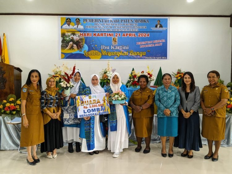 Anggota BKMT saat foto bersama tim juri usai menerima hadiah lomba