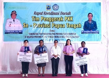 Bendahara TP-PKK Kabupaten Mimika, Ny. Dewi Wakum saat menerima hadiah lomba tingkat provinsi di Nabire