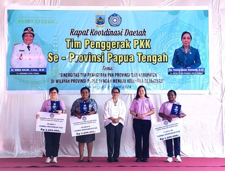 Bendahara TP-PKK Kabupaten Mimika, Ny. Dewi Wakum saat menerima hadiah lomba tingkat provinsi di Nabire