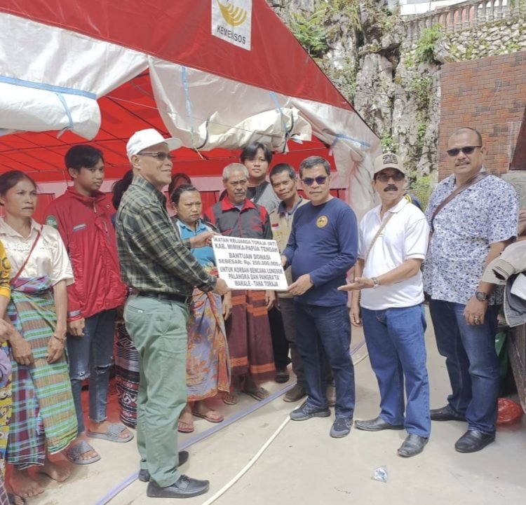 Ketua IKT Kabupaten Mimika, Yusuf Rombe Pasarrin saat menyerahkan bantuan secara simbolik kepada perwakilan keluarga korban longsor di Toraja