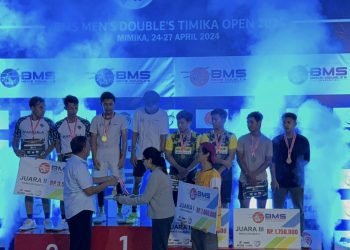 Para juara Tournament Bulutangkis BMS Men's Double's Timika Open 2024 saat menerima hadiah