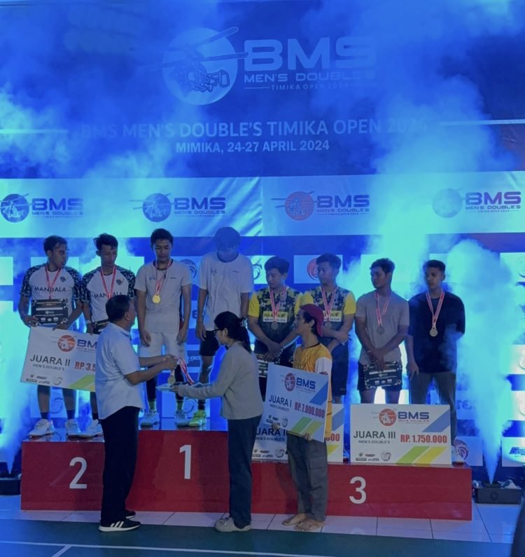Para juara Tournament Bulutangkis BMS Men's Double's Timika Open 2024 saat menerima hadiah