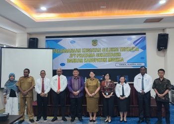 Pj. Sekda Mimika, Dr. Ida Wahyuni saat foto bersama tim asesmen dan peserta seleksi Sekda Defenitif