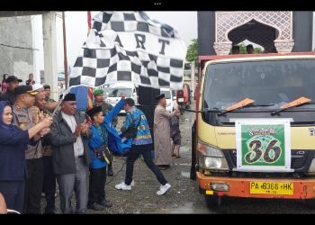 Pj. Sekda Mimika Dr. Ida Wahyuni saat melepas rombongan pawai takbir keliling