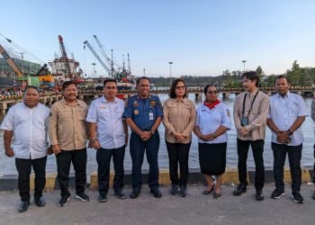 Dirjen Pengadaan Tanah dan Pengembangan Pertanahan, Embun Sari saat berfoto bersama rombongan dan pejabat Pemda Mimika usai kunjungan ke Pelabuhan Pomako