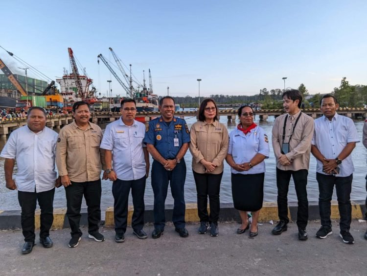 Dirjen Pengadaan Tanah dan Pengembangan Pertanahan, Embun Sari saat berfoto bersama rombongan dan pejabat Pemda Mimika usai kunjungan ke Pelabuhan Pomako