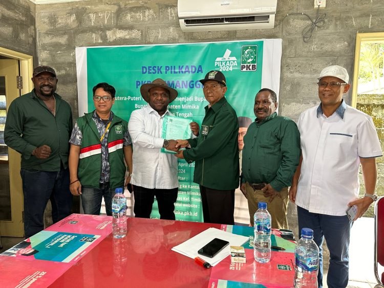 Calon Bupati dan Wakil Bupati Mimika periode 2024-2029, Alexander Omaleng dan Yusuf Rombe saat menyerahkan berkas pendaftaran kepada Partai PKB