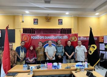 Komisioner Komnas HAM RI, Dr. Uli Parulian Sihombing, S.H., M.H. saat foto bersama Satgas Damai Cartenz 2024 usai pertemuan