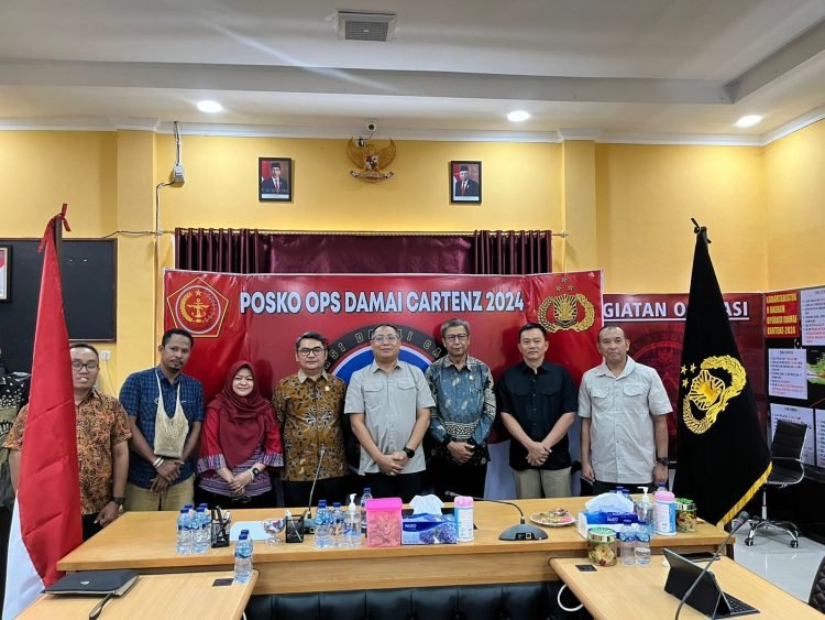 Komisioner Komnas HAM RI, Dr. Uli Parulian Sihombing, S.H., M.H. saat foto bersama Satgas Damai Cartenz 2024 usai pertemuan
