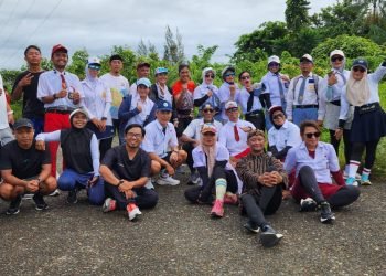 KomunitasTimika Runners saat foto bersama di kawasan Pagar Kuning Bandara usai menggelar event FunRun 10k