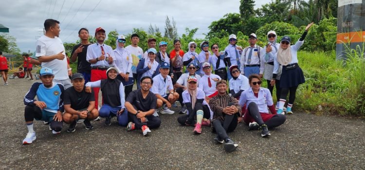 KomunitasTimika Runners saat foto bersama di kawasan Pagar Kuning Bandara usai menggelar event FunRun 10k