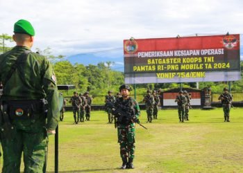 Upacara pelepasan 57 prajurit Yonif Raider 754/ENK ke Intan Jaya