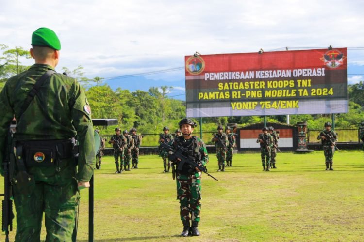 Upacara pelepasan 57 prajurit Yonif Raider 754/ENK ke Intan Jaya