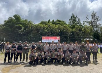 Personel Polda Papua saat menerima penghargaan Kapolri