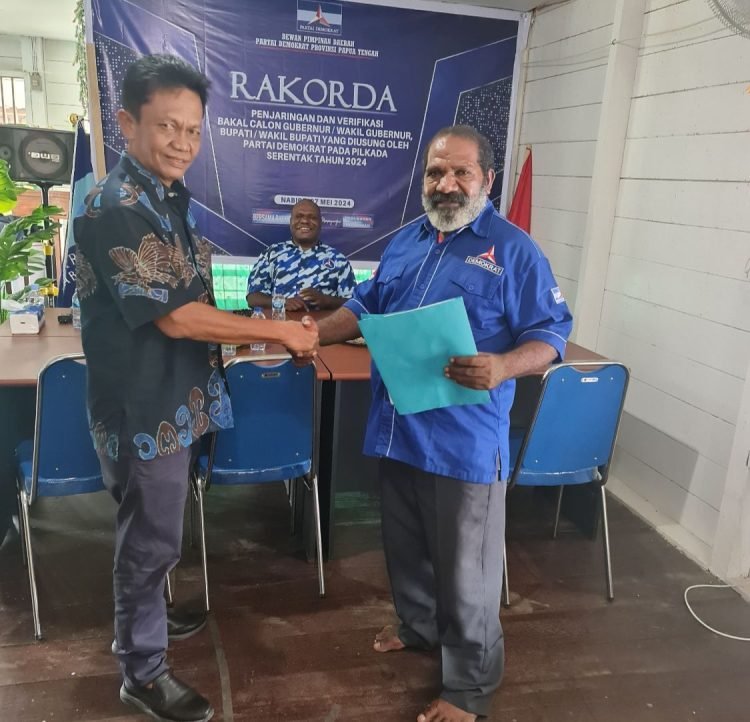 Perwakilan tim pemenangan Alex Omaleng, Jack Natan saat menerima berkas pencalonan bupati dari Partai Demokrat oleh Sekjen partai Demokrat Provinsi Papua Tengah, Marcel Gobay