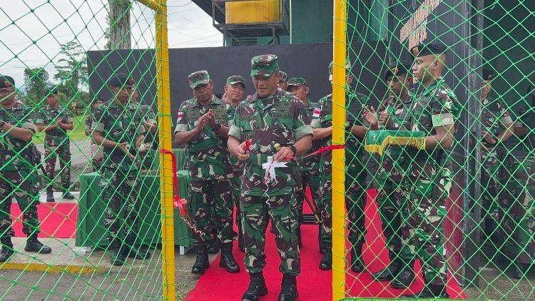 Panglima Komando Daerah Militer (Pangdam) XVII/Cenderawasih Mayjen TNI Izak Pangemanan, M.Han. meresmikan lapangan Futsal Denkav 3/SC, bertempat di Mako Denkav 3/SC Dam XVII/Cen, Timika, Prov. Papua Tengah, Jumat (10/5/ 2024)