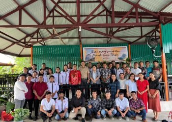 Foto bersama usai ibadah padang Pemuda Sarira