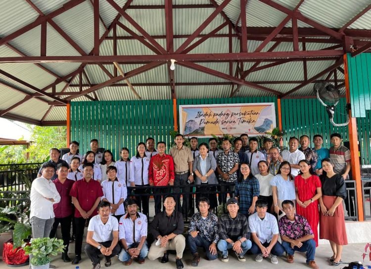 Foto bersama usai ibadah padang Pemuda Sarira