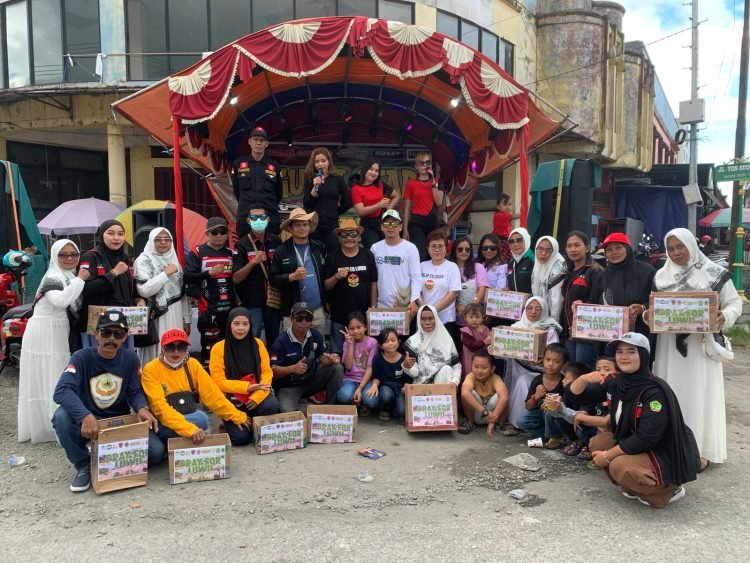 Warga KKL Raya Kabupaten Mimika saat menggelar aksi penggalangan dana korban banjir Luwu