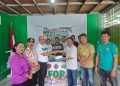 Ketua IKT Mimika, Yusuf Rombe saat menyerahkan bantuan dana bagi korban banjir dan longsor yang diterima oleh Ketua KKL Raya Mimika, Semuel Bertus Rapang