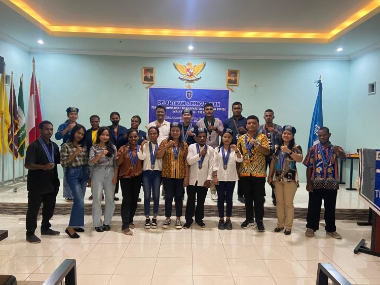 Foto bersama usai pelantikan Pengurus Komisariat Amamapare GMKI Cabang Timika Masa Bakti 2024-2025.