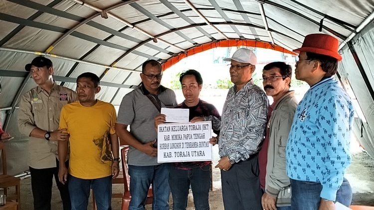 Pengurus IKT Kabupaten Mimika saat menyerahkan donasi kepada keluarga korban bencana tanah longsor Buntao' Toraja Utara