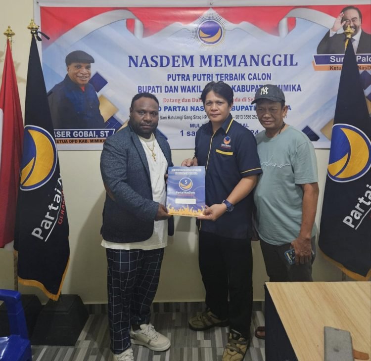 Calon Bupati Mimika periode 2024-2029, Alexander Omaleng saat mengembalikan berkas pendaftaran kepada Sekretaris DPD Partai NasDem Mimika, Dance Toding Allo