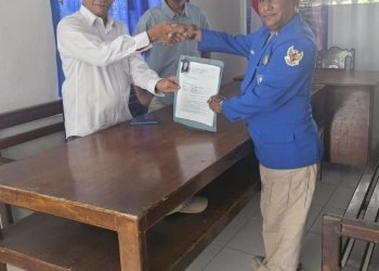 Perwakilan Tim Pemenangan Alexander Omaleng, Jack Natan saat menyerahkan berkas calon Bupati Mimika kepada Wakil Ketua DPD PAN Kabupaten Mimika, Hasan Sainus