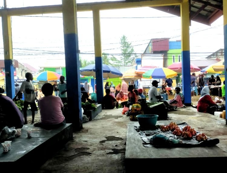 Suasana Pasar SP4 Timika saat diaktifkan kembali oleh Pemerintah Distrik Wania