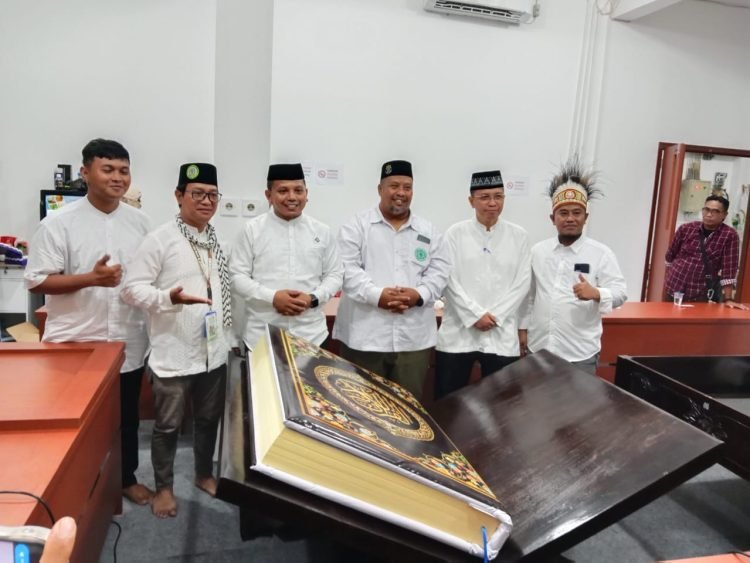 Al-Quran Raksasa Asal Jepara saat tiba di Timika