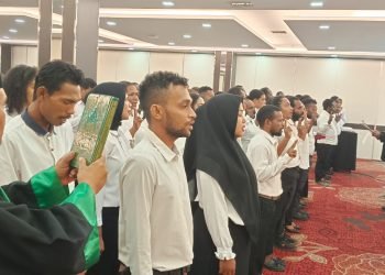 Prosesi pelantikan 54 anggota Panwas tingkat distrik di Kabupaten Mimika