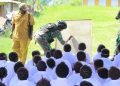 Anggota Satgaster Raider 754 ENK saat mengajar murid SD di Kampung Pogapa Distrik Homeyo, Kabupaten Intan Jaya