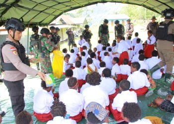 Prajurit TNI/Porli saat mengajar murid-murid SD Inpres Pogapa Distrik Homeyo Kabupaten Intan Jaya