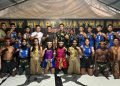 Para atlet Muaythai asal Timika yang akan mewakili Papua Tengah pada PON XXI Aceh-Sumut foto bersama pelatih Mutiara, Jimmy Jones Ayorbaba
