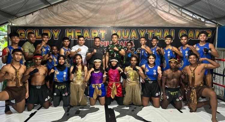 Para atlet Muaythai asal Timika yang akan mewakili Papua Tengah pada PON XXI Aceh-Sumut foto bersama pelatih Mutiara, Jimmy Jones Ayorbaba
