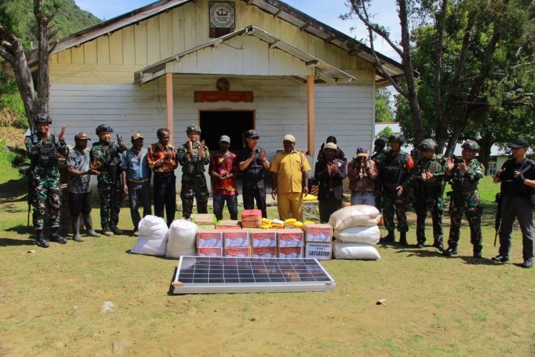 Panglima KOGABWILHAN III, Letjen TNI Richard T.H. Tampubolon saat foto bersama prajurit TNI dan aparat pemerintah setempat
