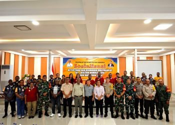 Asisten I Bidang Pemerintahan dan Kesejahteraan Rakyat Setda Mimika, Robert Kambu saat foto bersama narasumber dan peserta sosialisasi