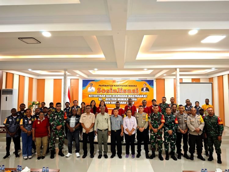 Asisten I Bidang Pemerintahan dan Kesejahteraan Rakyat Setda Mimika, Robert Kambu saat foto bersama narasumber dan peserta sosialisasi