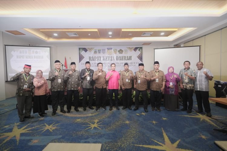Pj. Gubernur Papua, Ridwan Rumasukun foto bersama Pengurus LPTQ Provinsi Papua dan Kepala Kantor Kementerian Agama Kabupaten Mimika, Lucas Yasi usai pembukaan Raker LPTQ Tingkat Provinsi Papua di Hotel Horison Ultima Timika, Senin (24/6/2024) pagi.