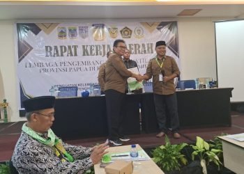 Sekretaris III LPTQ Papua yang membidangi pengembangan kelembagaan, Dr. Karsudi SP, M.Si menyerahkan rumusan hasil Raker LPTQ Provinsi Papua kepada Ketua LPTQ Papua, SetyoWahyudi, SE,MM di Hotel Horison Ultima Timika.