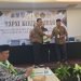 Sekretaris III LPTQ Papua yang membidangi pengembangan kelembagaan, Dr. Karsudi SP, M.Si menyerahkan rumusan hasil Raker LPTQ Provinsi Papua kepada Ketua LPTQ Papua, SetyoWahyudi, SE,MM di Hotel Horison Ultima Timika.