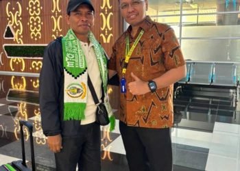 Kyai H. Husni Ismail, Kasie Subdit MTQ Kementerian Agama RI sekaligus Wakil Imam Masjid Istiqlal Jakarta foto bersama Ketua Panitia MTQ XXX se-Tanah Papua, Dwi Cholifa