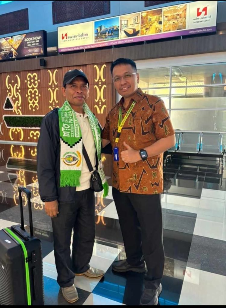 Kyai H. Husni Ismail, Kasie Subdit MTQ Kementerian Agama RI sekaligus Wakil Imam Masjid Istiqlal Jakarta foto bersama Ketua Panitia MTQ XXX se-Tanah Papua, Dwi Cholifa