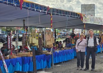 Dua turis mancanegara saat mengunjungi stand pameran pada kegiatan festival budaya lokal Amungme-Kamoro di Timika.