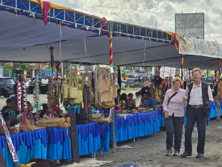 Dua turis mancanegara saat mengunjungi stand pameran pada kegiatan festival budaya lokal Amungme-Kamoro di Timika.