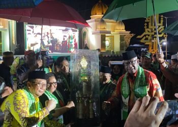 PJ Gubernur Papua Tengah, Ribka Haluk saat menyerahkan piala umum juara MTQ XXX se-Tanah Papua kepada Pemda Mimika.
