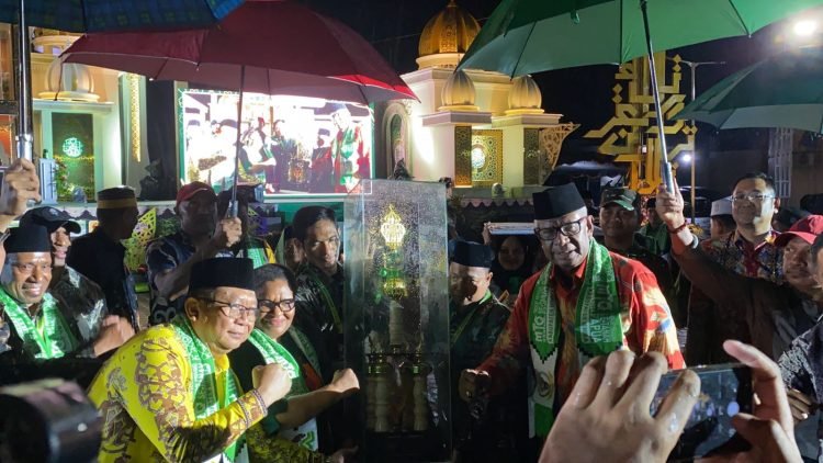 PJ Gubernur Papua Tengah, Ribka Haluk saat menyerahkan piala umum juara MTQ XXX se-Tanah Papua kepada Pemda Mimika.