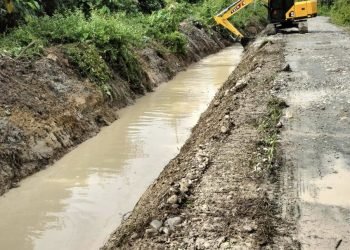 Alat berat saat mengeruk drainase di RT 2 belakang keuskupan