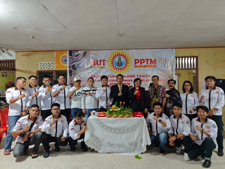 Foto bersama usai ibadah syukur HUT ke-27 Persekutuan Pemuda Toraja Mimika