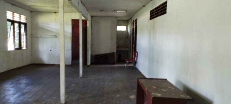 Kondisi ruangan kantor Distrik Jita yang sudah tidak layak pakai untuk layanan publik.
